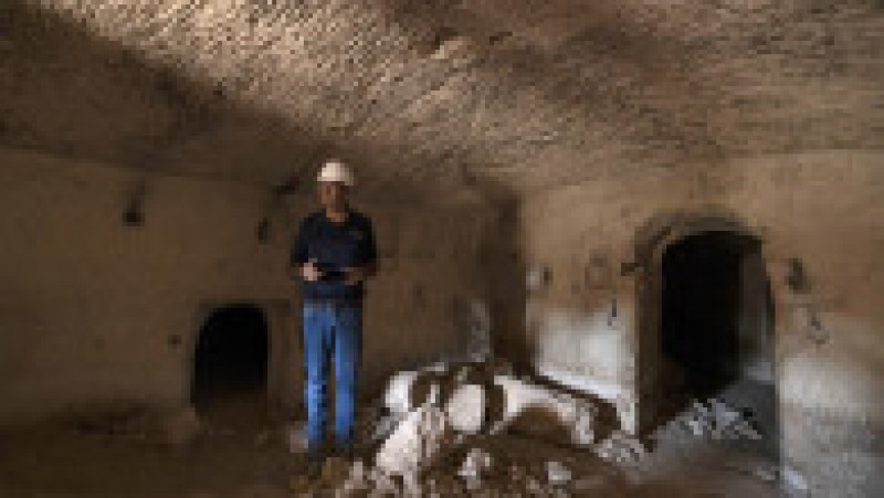 Situl, unde au fost descoperite urne cu oseminte, cuprinde mai multe elemente, precum şi nişe săpate în piatră. Foto: Profimedia Images | Poza 18 din 25
