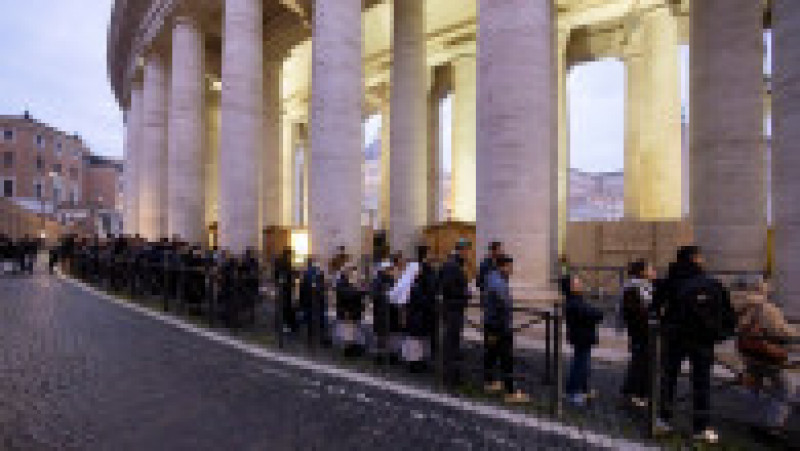 Trupul fostului Papă este expus în Bazilica Sf. Petru. Foto: Profimedia Images | Poza 5 din 9