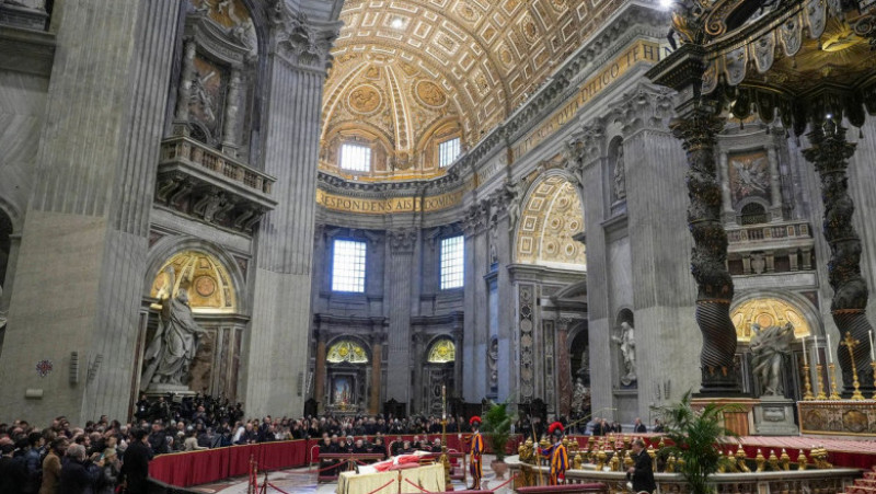 Trupul fostului Papă este expus în Bazilica Sf. Petru. Foto: Profimedia Images