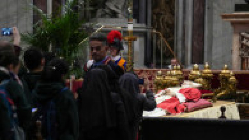 Trupul fostului Papă este expus în Bazilica Sf. Petru. Foto: Profimedia Images | Poza 4 din 9
