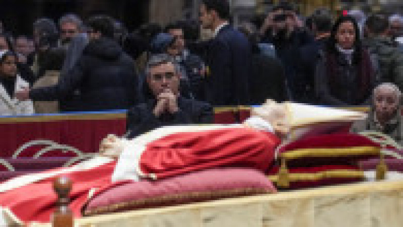 Trupul fostului Papă este expus în Bazilica Sf. Petru. Foto: Profimedia Images | Poza 3 din 9