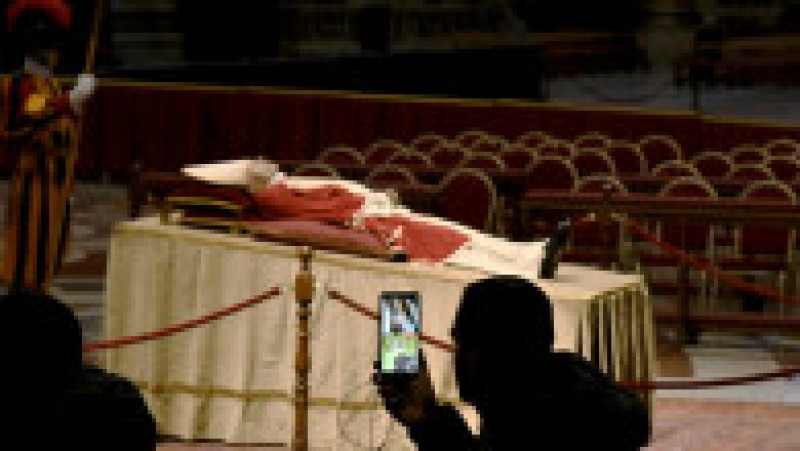 Trupul fostului Papă este expus în Bazilica Sf. Petru. Foto: Profimedia Images | Poza 6 din 9