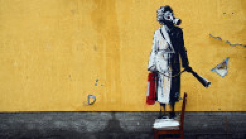 Banksy a confirmat că a pictat lucrarea și alte șase astfel de graffiti-uri în locuri care au fost lovite de luptele grele. Foto: Profimedia | Poza 4 din 6