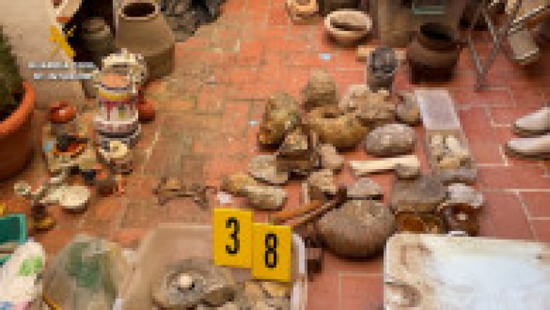 Peste 200 de fragmente de oase umane, unele dintre ele vechi de 4.000 și 5.000 de ani, au fost confiscate din cele două case din Alicante. Captură foto: guardiacivil.es | Poza 5 din 5