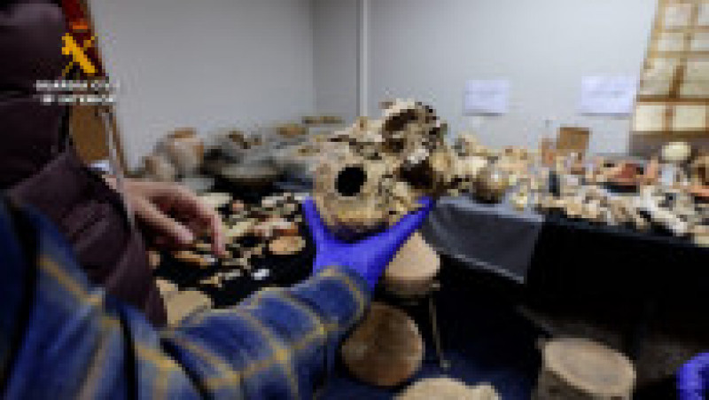 Printre cele 350 de obiecte recuperate se numără părți din mozaice romane, instrumente paleolitice și arme din secolul al XVIII-lea. Captură foto: guardiacivil.es | Poza 4 din 5