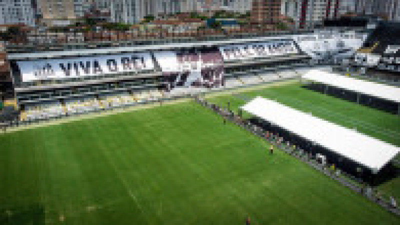 Sicriul lui Pele a fost depus pe stadionul Vila Belmiro al clubului FC Santos, la care „Regele” şi-a petrecut cea mai mare parte a carierei. Foto: Profimedia | Poza 2 din 6