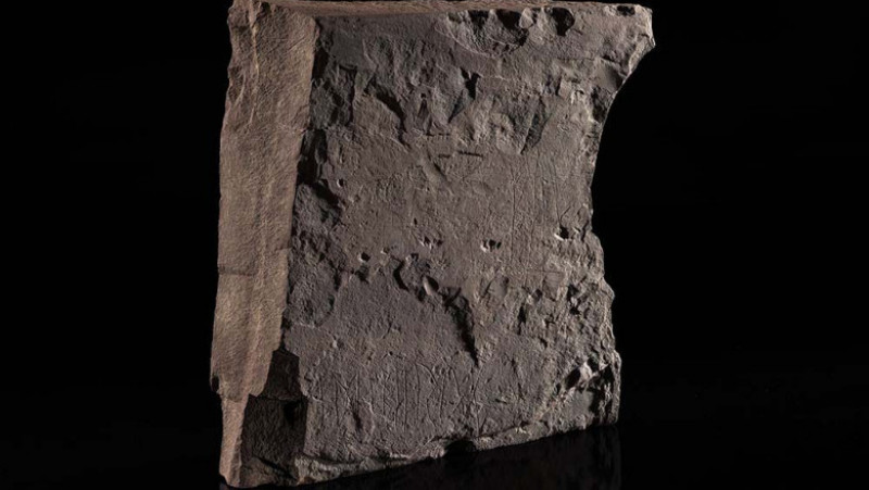 Blocul de gresie brună, de aproximativ 30 de centimetri, ar fi fost gravat în urmă cu 2000 de ani. Foto: khm.uio.no