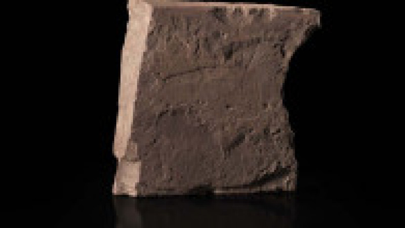 Blocul de gresie brună, de aproximativ 30 de centimetri, ar fi fost gravat în urmă cu 2000 de ani. Foto: khm.uio.no | Poza 2 din 6