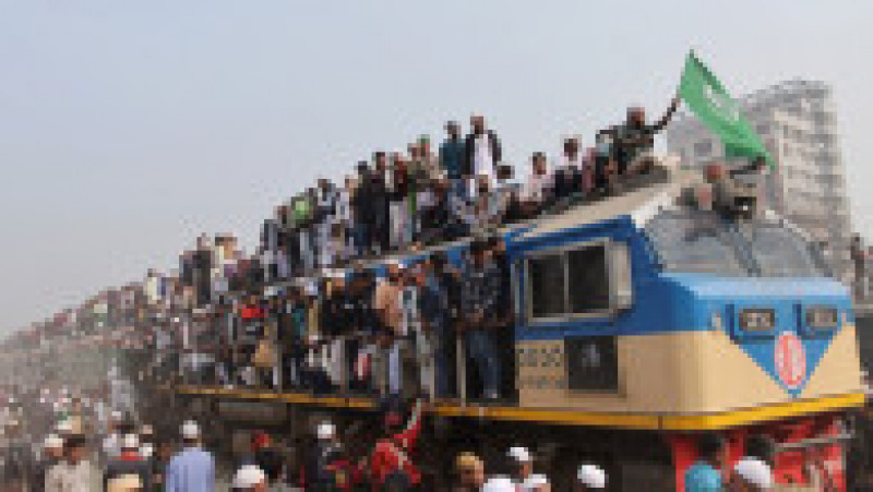 Credincioșii musulmani iau cu asalt trenurile, singurul mijloc de transport pe care îl au la dispoziție. Foto: Profimedia | Poza 9 din 9