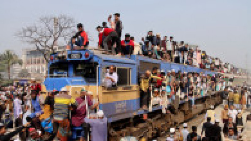 Credincioșii musulmani iau cu asalt trenurile, singurul mijloc de transport pe care îl au la dispoziție. Foto: Profimedia | Poza 6 din 9
