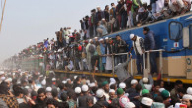 Credincioșii musulmani iau cu asalt trenurile, singurul mijloc de transport pe care îl au la dispoziție. Foto: Profimedia | Poza 7 din 9