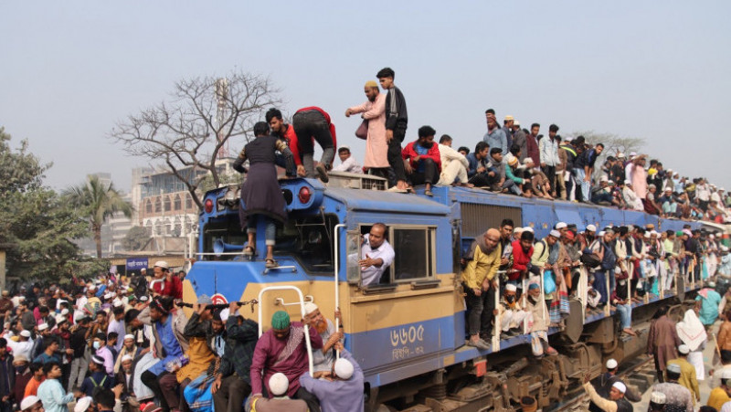 Credincioșii musulmani iau cu asalt trenurile, singurul mijloc de transport pe care îl au la dispoziție. Foto: Profimedia