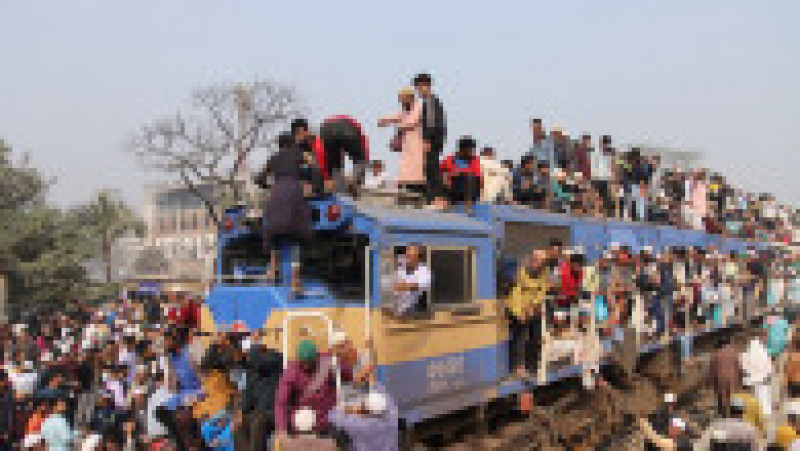 Credincioșii musulmani iau cu asalt trenurile, singurul mijloc de transport pe care îl au la dispoziție. Foto: Profimedia | Poza 1 din 9