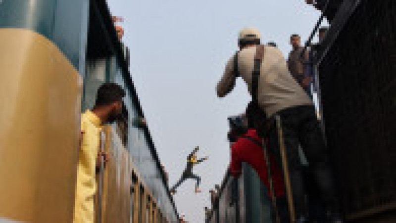 Credincioșii musulmani iau cu asalt trenurile, singurul mijloc de transport pe care îl au la dispoziție. Foto: Profimedia | Poza 2 din 9