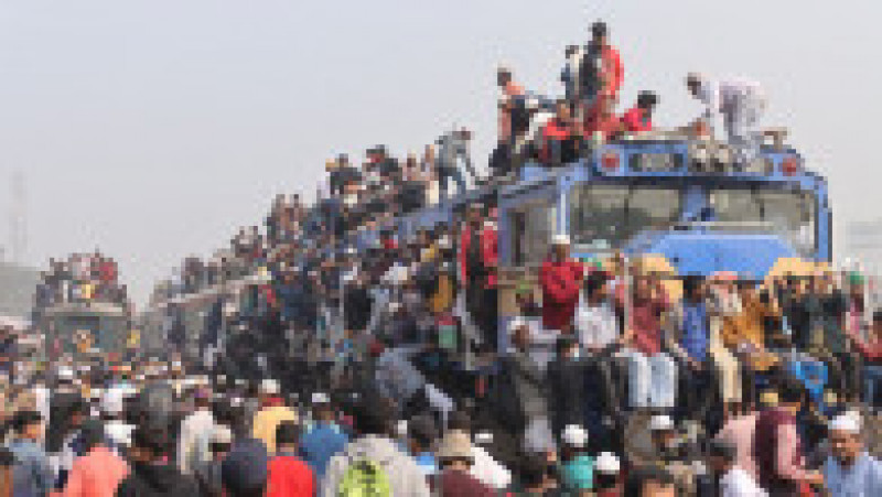 Credincioșii musulmani iau cu asalt trenurile, singurul mijloc de transport pe care îl au la dispoziție. Foto: Profimedia | Poza 4 din 9