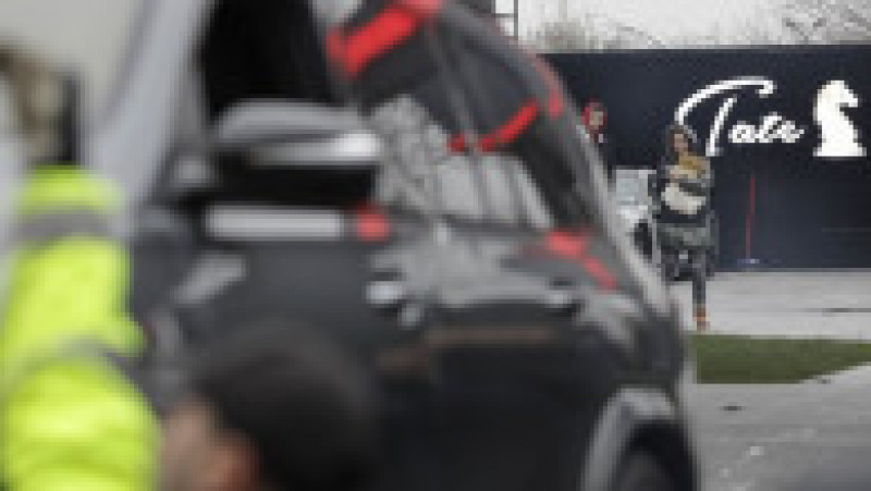 Mașinile de lux ale fraților Tate au fost ridicate sub supravegherea polițiștilor și jandarmilor. Foto: INQUAM Photos / Octav Ganea | Poza 4 din 15