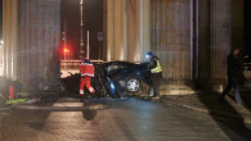 O maşină a intrat în Poarta Brandenburg din Berlin. Șoferul a murit. FOTO: Profimedia Images | Poza 5 din 5