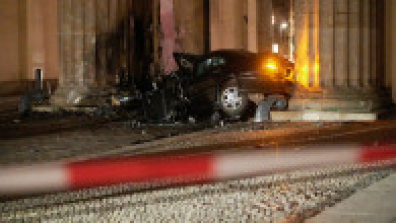 O maşină a intrat în Poarta Brandenburg din Berlin. Șoferul a murit. FOTO: Profimedia Images | Poza 4 din 5