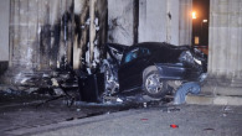 O maşină a intrat în Poarta Brandenburg din Berlin. Șoferul a murit. FOTO: Profimedia Images | Poza 2 din 5