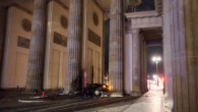 O maşină a intrat în Poarta Brandenburg din Berlin. Șoferul a murit. FOTO: Profimedia Images | Poza 3 din 5