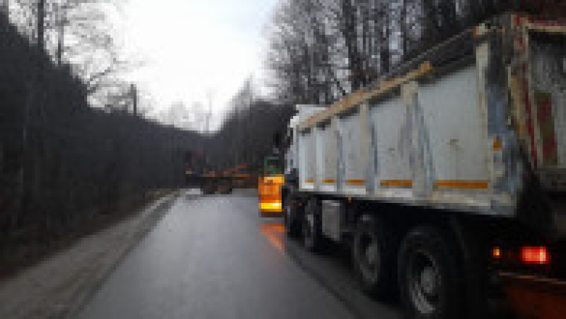 Drumul DJ 108C, care a fost afectat de alunecarea de teren, va fi degajat în cursul zilei de astăzi. Foto: Facebook/CJ Cluj | Poza 1 din 3