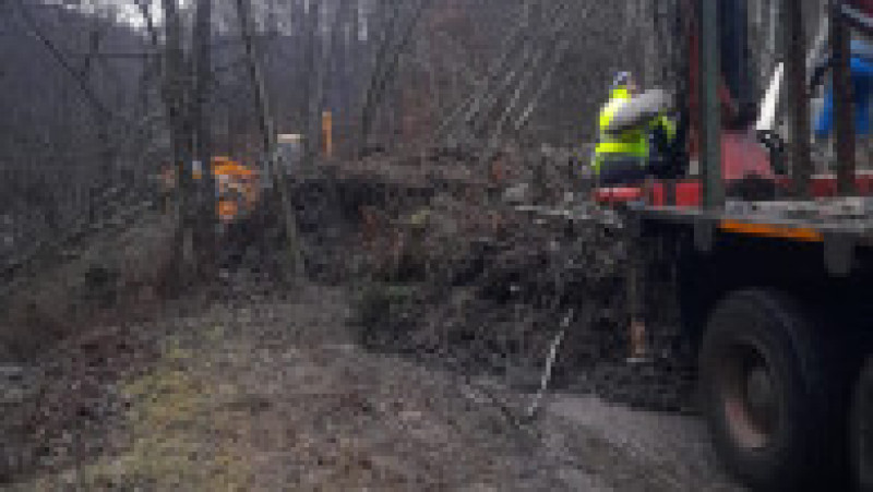 Drumul DJ 108C, care a fost afectat de alunecarea de teren, va fi degajat în cursul zilei de astăzi. Foto: Facebook/CJ Cluj | Poza 2 din 3