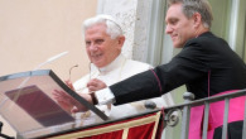 Monseniorul Georg Ganswein și papa Benedict al XVI-lea. Foto: Profimedia Images | Poza 4 din 6