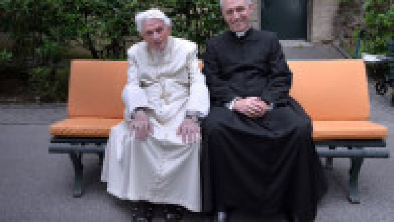 Monseniorul Georg Ganswein și papa Benedict al XVI-lea. Foto: Profimedia Images | Poza 5 din 6