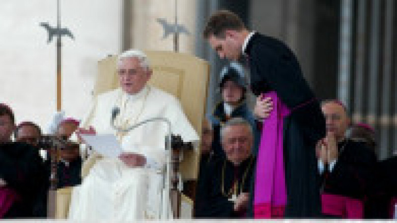Monseniorul Georg Ganswein și papa Benedict al XVI-lea. Foto: Profimedia Images | Poza 2 din 6