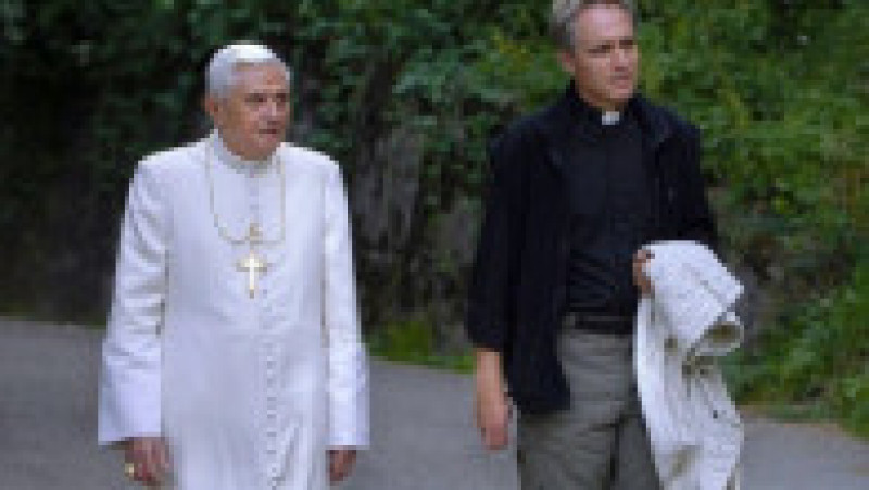 Monseniorul Georg Ganswein și papa Benedict al XVI-lea. Foto: Profimedia Images | Poza 1 din 6