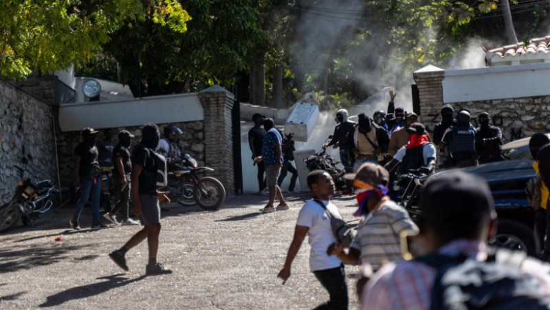 Polițiștii din Haiti, în timpul asediului asupra casei premierului Ariel Henry. Foto: Profimedia Images