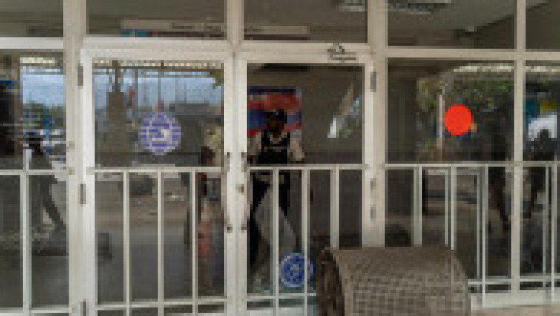 Protestatarii au spart geamurile la Aeroportul Internațional Toussaint Louverture după ce l-au urmărit de acasă pe premierul Ariel Henry. Foto: Profimedia Images | Poza 2 din 18