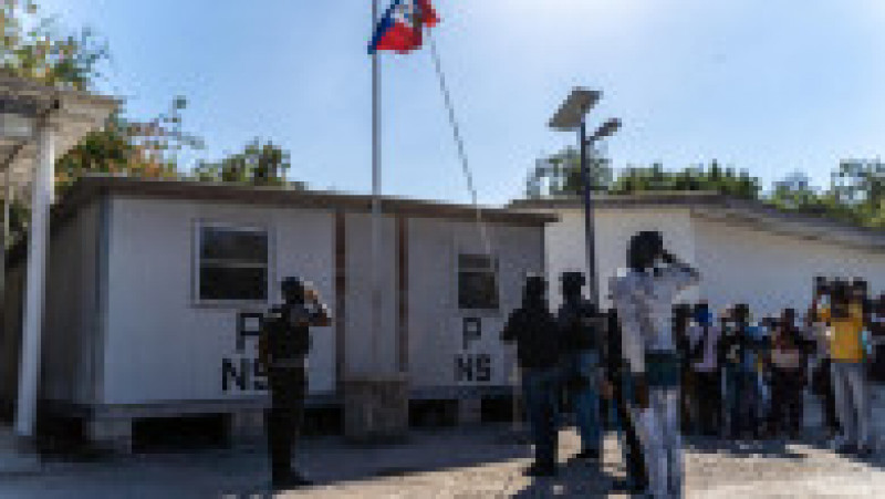 Ofițerii de poliție au ridicat steagul Haiti în bernă la o secție de poliție în care au fost uciși polițiști, anterior. Foto: Profimedia Images | Poza 3 din 18