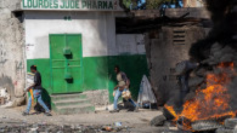 Zeci de civili și de polițiști furioși au ieșit în stradă în Port-au-Prince pentru a denunța violențele Foto: Profimedia Images | Poza 15 din 18