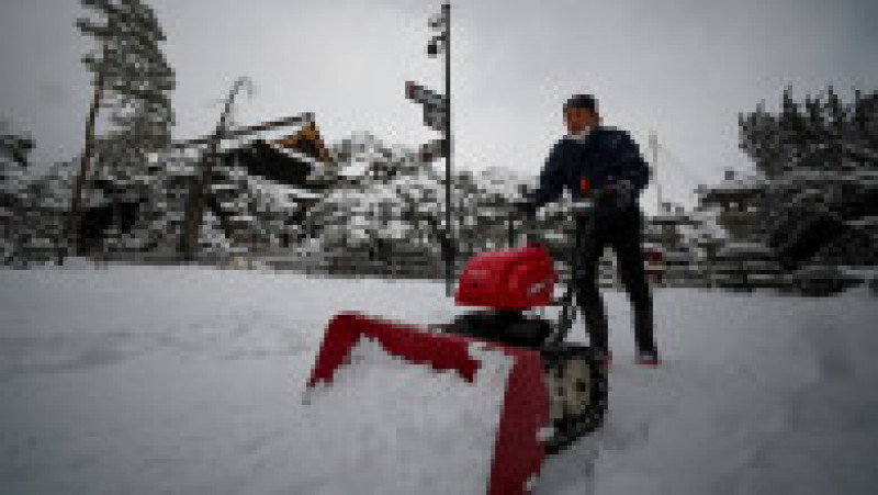 Japonia se confruntă cu ninsori puternice și temperaturi scăzute, vremea provocând victime, blocând mașini pe șosele, oprind trenuri în gări și ținând avioane la sol. Sursa foto Profimedia Images | Poza 14 din 20