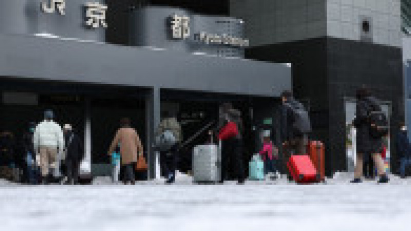 Japonia se confruntă cu ninsori puternice și temperaturi scăzute, vremea provocând victime, blocând mașini pe șosele, oprind trenuri în gări și ținând avioane la sol. Sursa foto Profimedia Images | Poza 15 din 20
