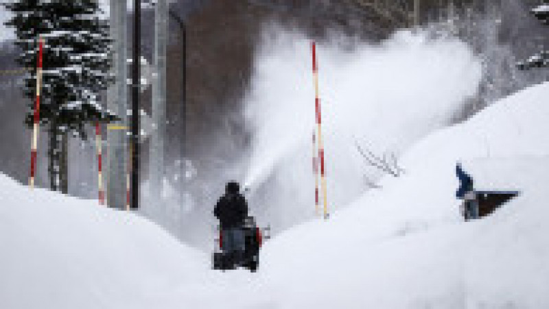Japonia se confruntă cu ninsori puternice și temperaturi scăzute, vremea provocând victime, blocând mașini pe șosele, oprind trenuri în gări și ținând avioane la sol. Sursa foto Profimedia Images | Poza 10 din 20