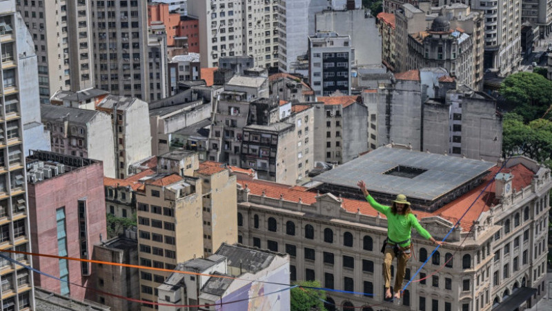 Alpinistul brazilian Rafael Bridi a mers pe un fir suspendat între doi zgârie-nori din Sao Paolo, la o înălțime amețitoare. Sursa foto: Profimedia Images