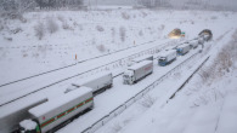 Japonia se confruntă cu ninsori puternice și temperaturi scăzute, vremea provocând victime, blocând mașini pe șosele, oprind trenuri în gări și ținând avioane la sol. Sursa foto Profimedia Images | Poza 4 din 20