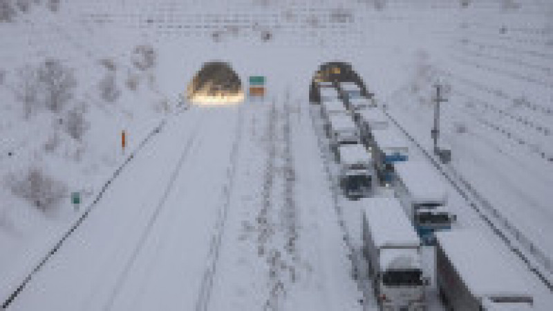 Japonia se confruntă cu ninsori puternice și temperaturi scăzute, vremea provocând victime, blocând mașini pe șosele, oprind trenuri în gări și ținând avioane la sol. Sursa foto Profimedia Images | Poza 8 din 20