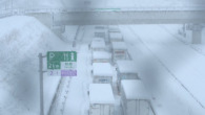 Japonia se confruntă cu ninsori puternice și temperaturi scăzute, vremea provocând victime, blocând mașini pe șosele, oprind trenuri în gări și ținând avioane la sol. Sursa foto Profimedia Images | Poza 7 din 20