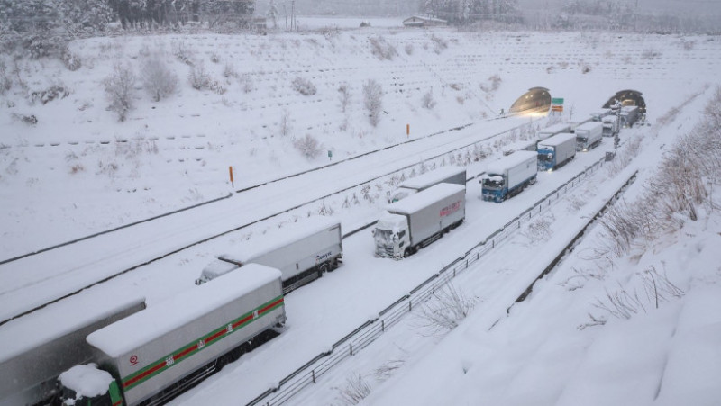 Japonia se confruntă cu ninsori puternice și temperaturi scăzute, vremea provocând victime, blocând mașini pe șosele, oprind trenuri în gări și ținând avioane la sol. Sursa foto Profimedia Images
