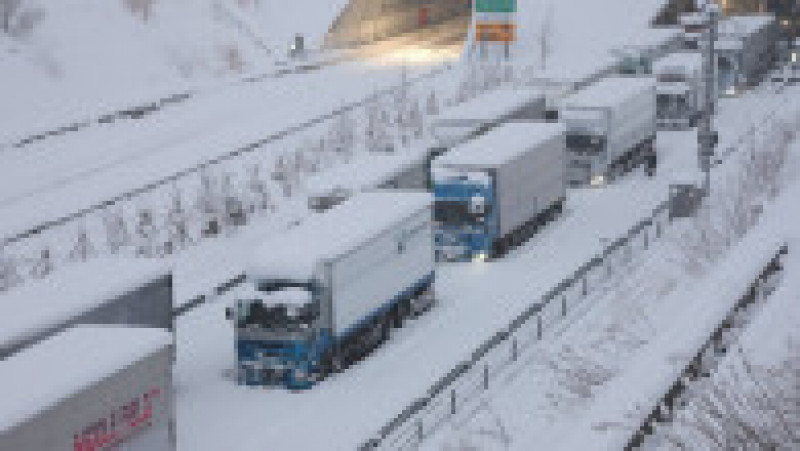 Japonia se confruntă cu ninsori puternice și temperaturi scăzute, vremea provocând victime, blocând mașini pe șosele, oprind trenuri în gări și ținând avioane la sol. Sursa foto Profimedia Images | Poza 2 din 20