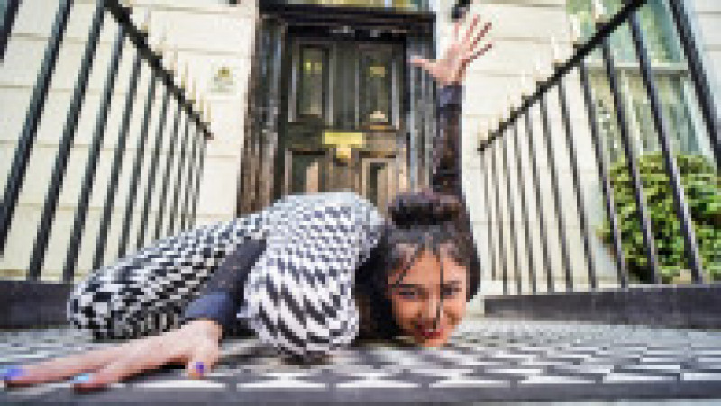 Liberty Barros din Marea Britanie este cunoscută drept "Cea mai flexibilă fată din lume". Sursa foto: Profimedia Images | Poza 16 din 24