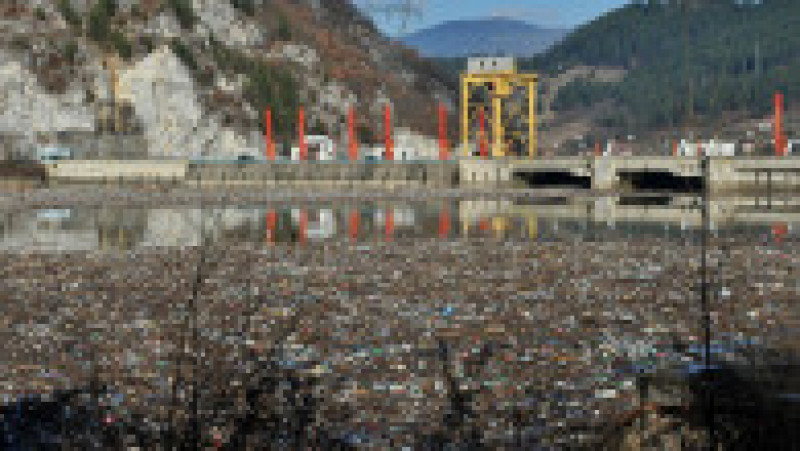 Un râu din Balcani, cunoscut pentru frumusețea lui naturală, a devenit o uriașă groapă de gunoi. FOTO: Profimedia Images | Poza 1 din 9