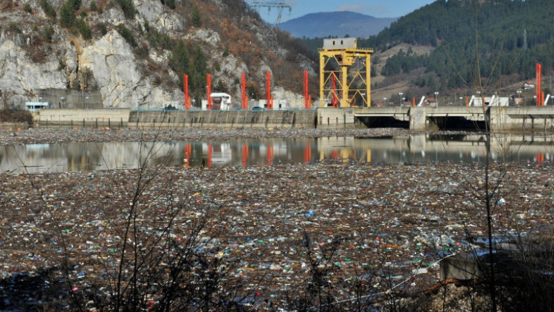 Un râu din Balcani, cunoscut pentru frumusețea lui naturală, a devenit o uriașă groapă de gunoi. FOTO: Profimedia Images