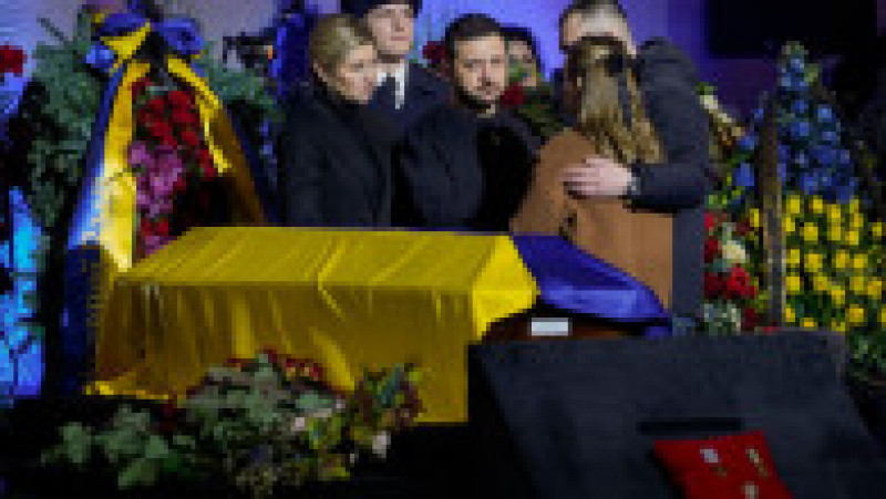 Zelenski și soția lui, Olena, în lacrimi la înmormântarea victimelor din accidentul de elicopter de lângă Kiev. FOTO: Profimedia Images | Poza 11 din 11