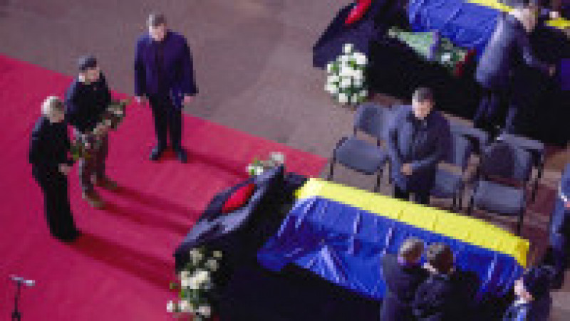 Zelenski și soția lui, Olena, în lacrimi la înmormântarea victimelor din accidentul de elicopter de lângă Kiev. FOTO: Profimedia Images | Poza 3 din 11