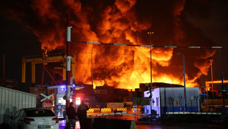 Un incendiu puternic izbucnit în portul turc Iskenderun de la Marea Mediterană. FOTO: Profimedia Images