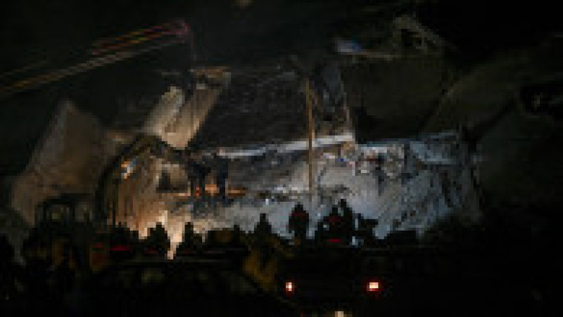 Hatay, Turcia: Echipele de salvatori caută oamenii prinși între dărâmături. Foto: Profimedia Images | Poza 3 din 15